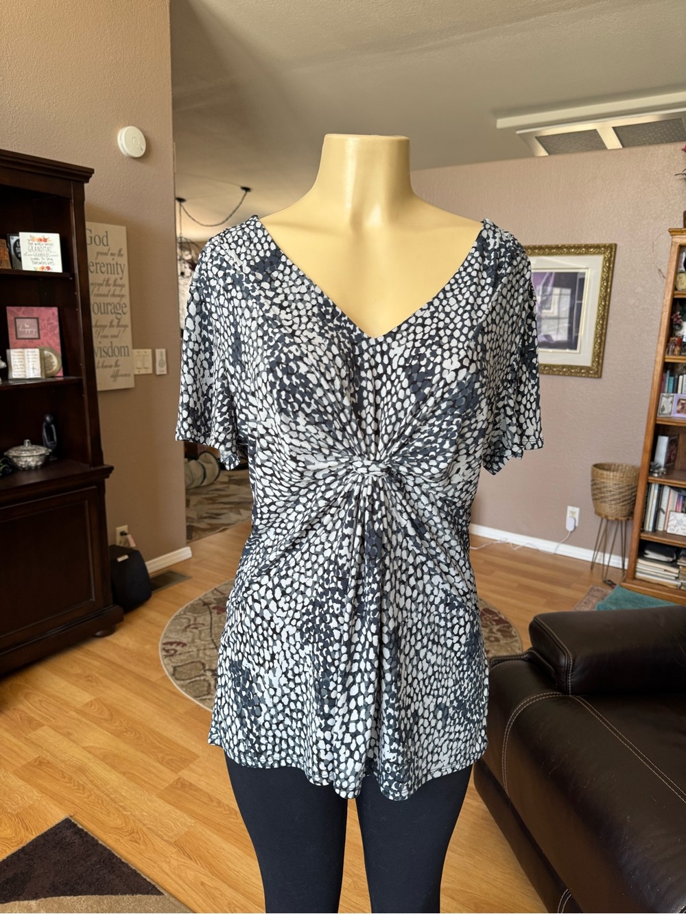 Daisy Fuentes black & gray twist front V-neck blouse-size M